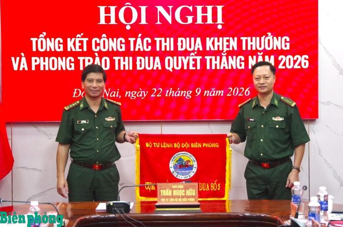 Đại tá Phạm Văn Đảng, Chính ủy Bộ đội Biên phòng thành phố Đồng Nai (bên phải) trao Cờ Cụm trưởng năm 2027 cho Đại tá Đỗ Vĩnh Thăng, Chính ủy Bộ đội Biên phòng thành phố Hồ Chí Minh. Ảnh: Lê Khoa