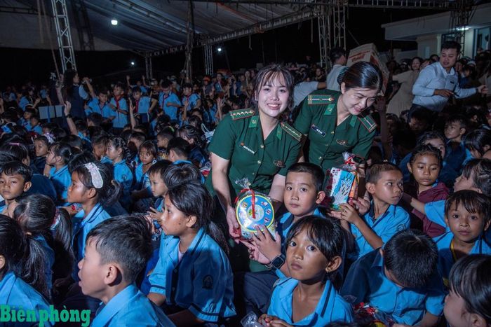 Hội viên Hội Phụ nữ Bộ đội Biên phòng tỉnh Gia Lai trao quà Trung thu cho các cháu. Ảnh: Lê Văn Chương