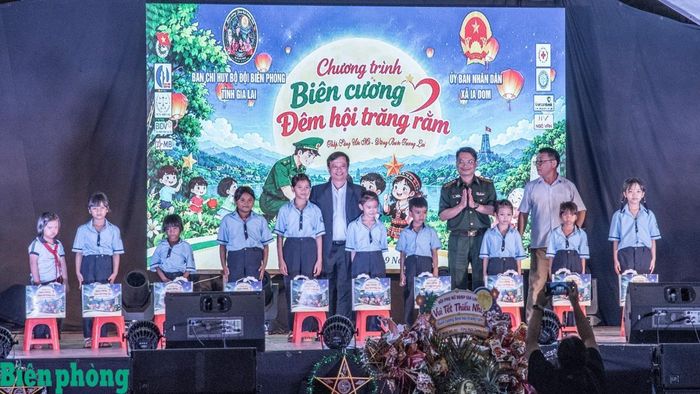Đại tá Đoàn Ngọc Báu, Chính ủy Bộ đội Biên phòng tỉnh Gia Lai và đồng chí Nguyễn Tuấn Thanh, Phó Chủ tịch Thường trực Uỷ ban nhân dân tỉnh Gia Lai tặng quà và xe đạp cho các cháu học sinh. Ảnh: Lê Văn Chương