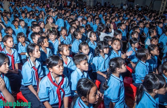 Hàng ngàn học sinh và bà con tới xem chương trình. Ảnh: Lê Văn Chương