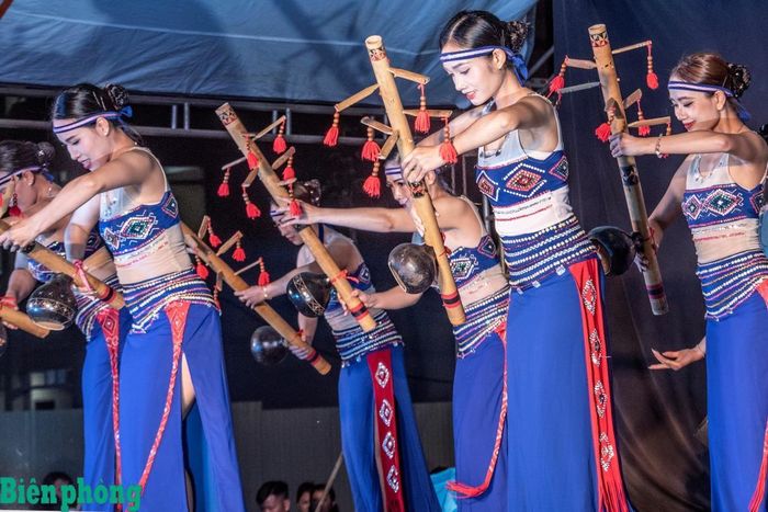 Sắc màu Tây Nguyên trong đêm hội trăng rằm. Ảnh: Lê Văn Chương
