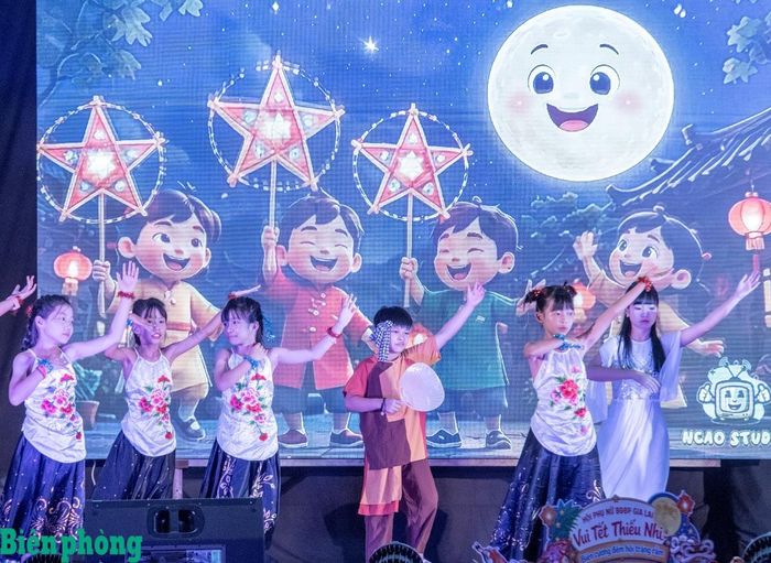 Chương trình văn nghệ mang đầy ắp không khí yêu thương của tuổi thơ. Ảnh: Lê Văn Chương