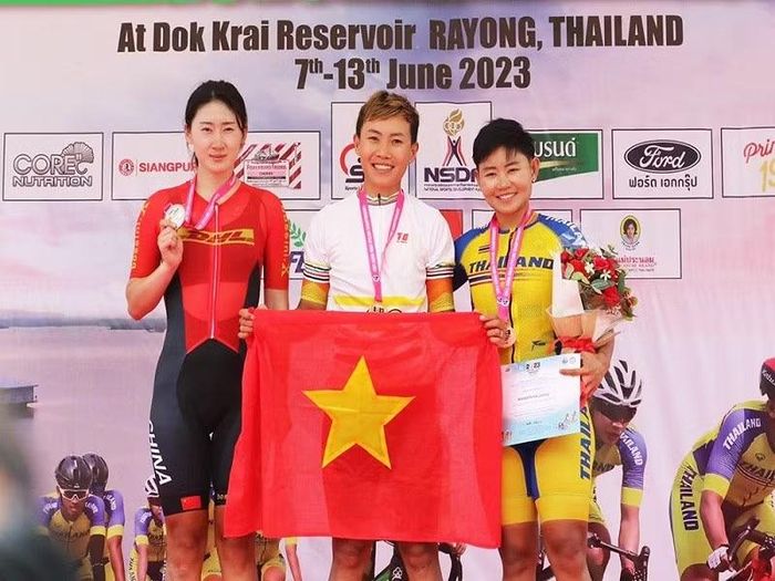 Nguyễn Thị Thật (giữa) từng giành HCV tại Giải xe đạp đường trường Châu Á 2023. Nguồn: Cục TDTTVN