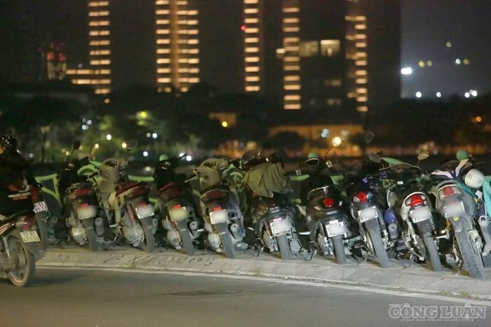 Xe máy xếp dày đặc trên vỉa hè 1 góc đường phố Nhật Chiêu.