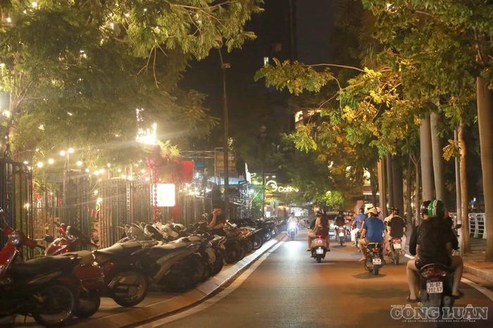Tại khu vực số 11 phố Nguyễn Đình Thi, xe máy cũng được dựng kín lề đường.