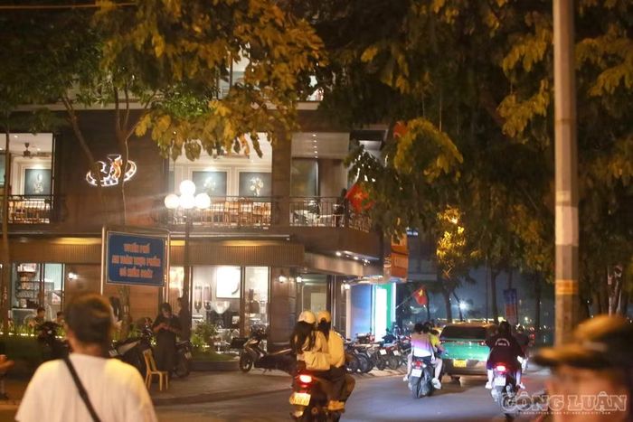 Tình trạng tương tự cũng xuất hiện trên phố Nhật Chiêu tại các khu vực từ đầu đường đến cuối tuyến đường này.