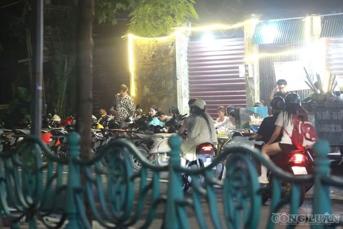 Hàng quán bày bán cho người dân ăn uống và dựng xe chiếm dụng hết vỉa hè.
