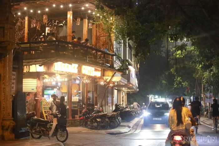 Dọc các tuyến Nguyễn Đình Thi, Trích Sài, Vệ Hồ, khu vực 2 con Rồng và Nhật Chiêu, hầu hết các đoạn có hàng quán đều xuất hiện tình trạng tận dụng vỉa hè để kinh doanh hoặc làm nơi để xe cho khách.