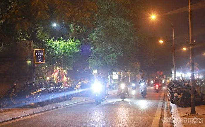 Trên phố Quảng An, đoạn từ số 94 đến 112, xe máy được dựng dày đặc trên cả hai bên vỉa hè, khiến người đi bộ không còn khoảng trống để di chuyển.