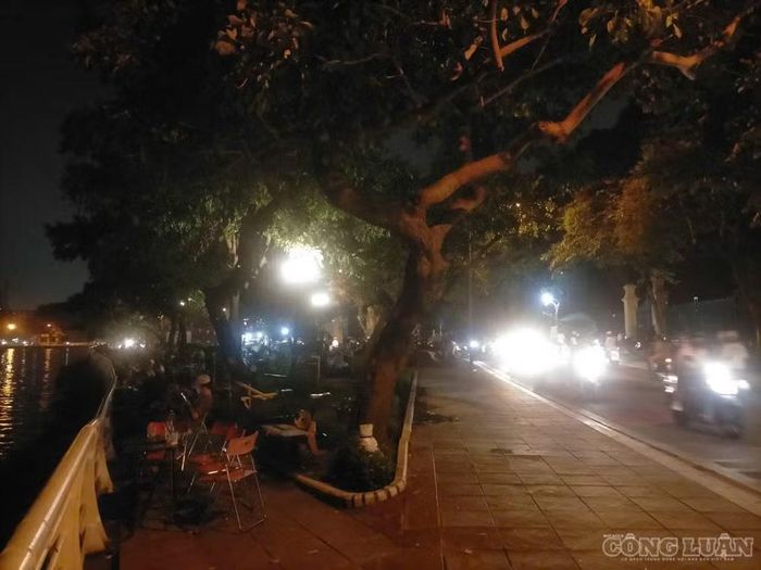 Đáng chú ý, tại phố Nguyễn Đình Thi, hướng từ đường Thanh Niên đi vào, nhiều bàn ghế được kê kín khu vực vườn hoa công cộng sát hồ để phục vụ khách ăn uống.
