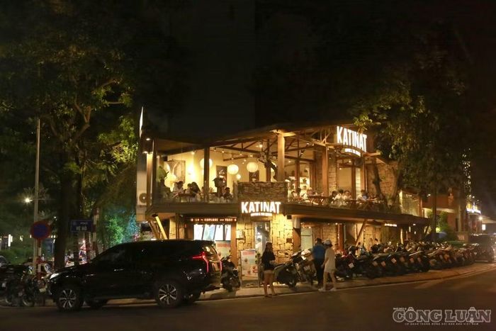 Trên phố Vệ Hồ, tình trạng này được ghi nhận từ đầu đường Vệ Hồ đến cuối đường, đơn cử như ở số 145, 147, 161, 177-179...