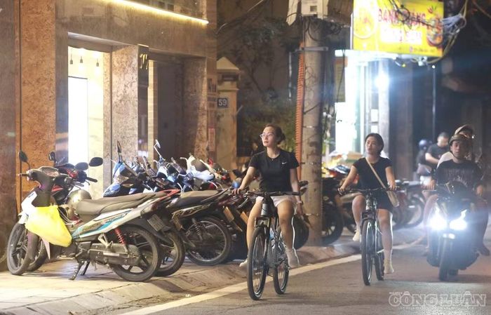 Vào buổi chiều tối, khu vực quanh Hồ Tây thường có nhiều người dân tham gia các hoạt động thể thao xung quanh hồ.