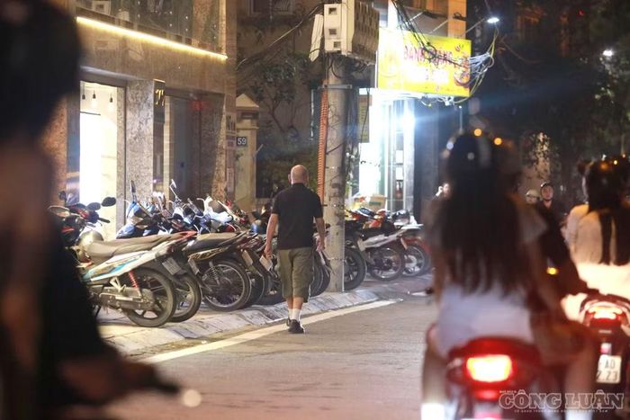 Tuy nhiên, tại những đoạn vỉa hè bị chiếm dụng, người dân phải di chuyển xuống lòng đường để tránh xe máy và bàn ghế. Việc người đi bộ, người chạy bộ phải đi chung phần đường với các phương tiện đang lưu thông tiềm ẩn nguy cơ xảy ra va chạm, đặc biệt vào thời điểm đông người và phương tiện.