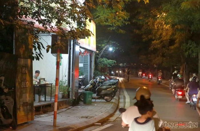 Tại một số điểm, xe máy được dựng kín trên vỉa hè.