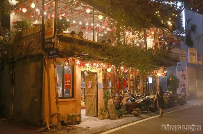 Đáng chú ý, đây không phải lần đầu tình trạng lấn chiếm vỉa hè quanh Hồ Tây được phản ánh. Năm 2022, báo chí từng ghi nhận tình trạng hàng quán chiếm dụng vỉa hè tại khu vực này. Đến năm 2023, lực lượng chức năng các phường đã tổ chức ra quân lập lại trật tự đô thị, xử lý tình trạng lấn chiếm vỉa hè.