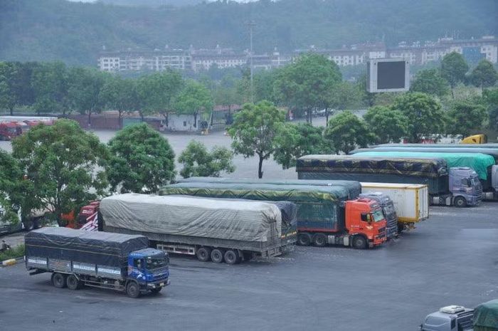 Hoạt động xuất nhập khẩu sôi động tại Cửa khẩu Quốc tế đường bộ số II Kim Thành. Ảnh: laocai.gov.vn