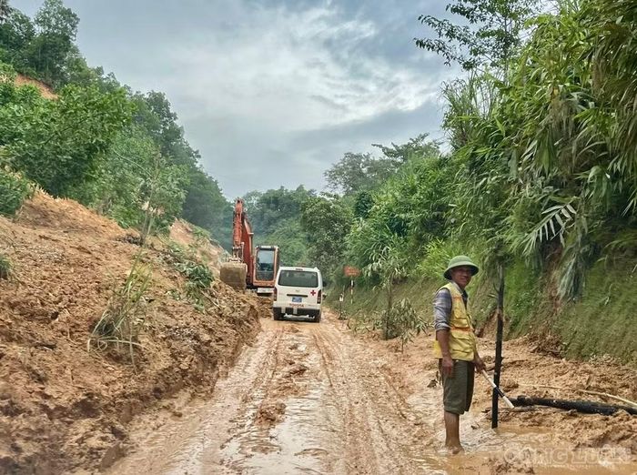 Khắc phục hư hỏng kết cấu hạ tầng giao thông trên Quốc lộ 3 và đường Hồ Chí Minh do ảnh hưởng bởi thiên tai thời gian qua.