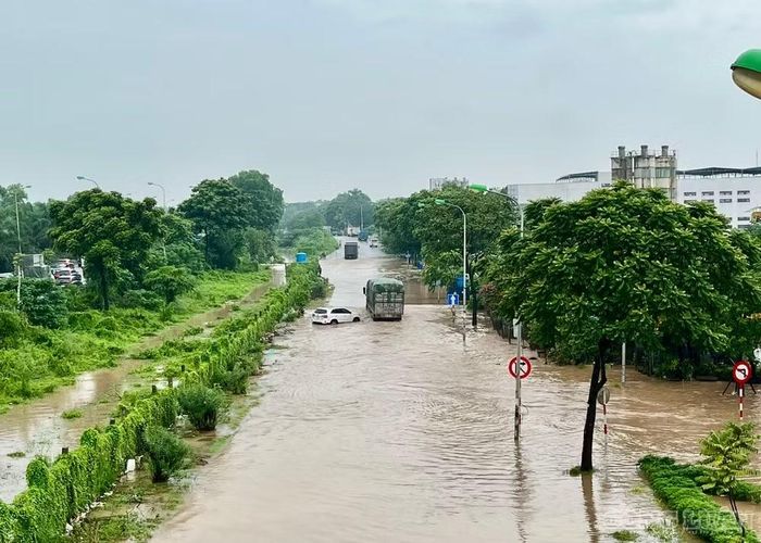 Nhiều khu vực tại Hà Nội ngập sâu do ảnh hưởng của mưa lớn kéo dài thời gian qua.
