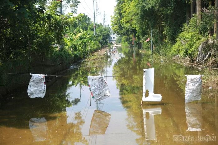 Khu vực đường qua cầu Ngọc Liệp hiện đã được căng dây, đặt cảnh báo, không cho người dân di chuyển qua khu vực ngập nhằm bảo đảm an toàn.