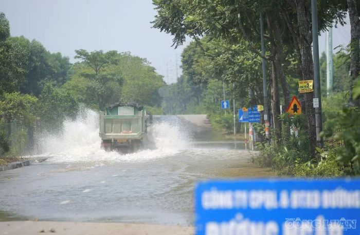 Chỉ một vài xe tải cỡ lớn cố tình lao vào dòng nước ngập để tiếp tục hành trình.