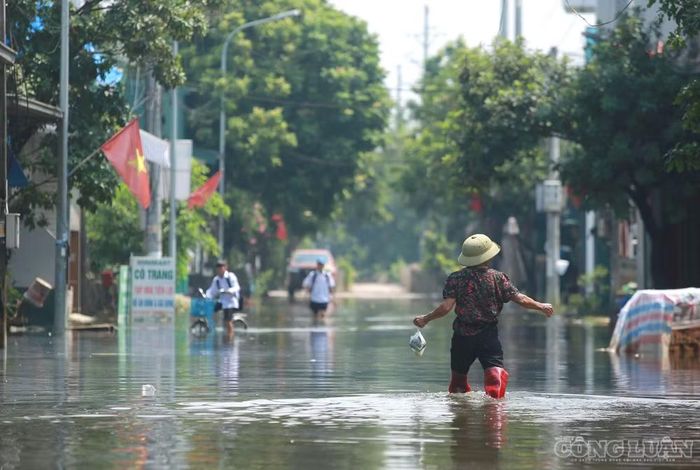 Theo bà Hưởng, tình trạng ngập kéo dài khiến việc sinh hoạt của gia đình gặp nhiều khó khăn. Trong gần một tuần qua, bà phải lội bộ ra ngoài để mua đồ ăn. "Rất vất vả. Sau nhiều trận ngập, mới cách đây mấy hôm tôi phải đi mua một chiếc thuyền với giá 1,5 triệu đồng để chở các cháu đi học, chứ không thể di chuyển được khi nước ngập cao", bà Hưởng chia sẻ.