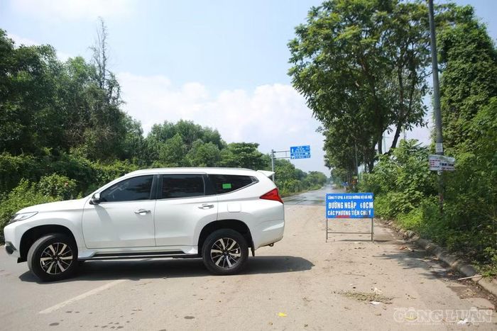 Các xe ô tô con và xe máy cũng di chuyển theo, song khi đến khu vực nước ngập sâu, nhiều phương tiện phải dừng lại và quay đầu.