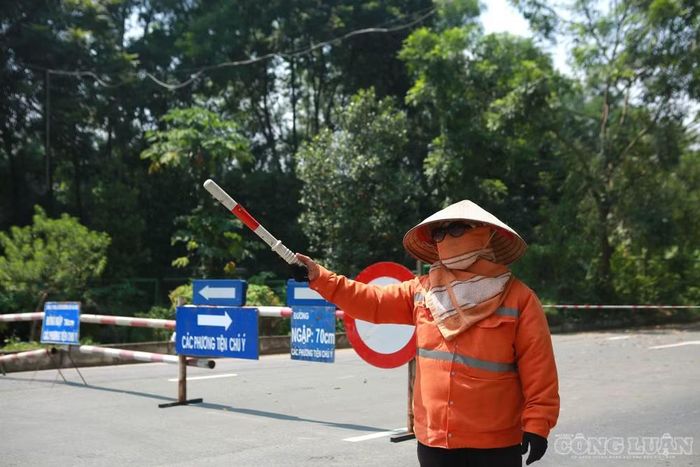 Tại trục đường gom, lực lượng làm nhiệm vụ đứng hướng dẫn, yêu cầu các phương tiện không đi vào khu vực phía trước do đang ngập sâu. Các phương tiện được hướng dẫn quay đầu để sang đường gom trái hoặc rẽ phải vào đường liên xã Hạ Bằng.