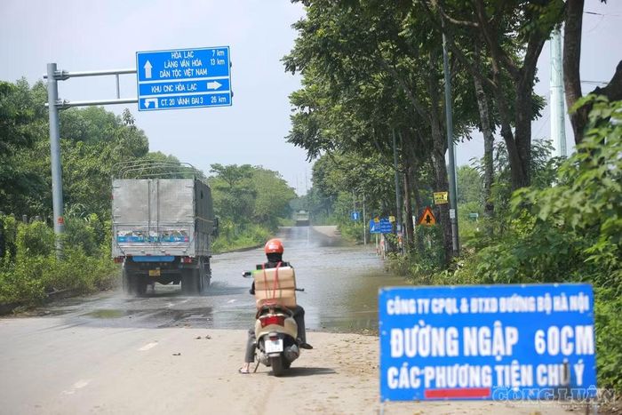 Mặc dù đã có lực lượng chức năng cảnh báo, một số phương tiện, trong đó có xe tải, vẫn cố tình đi vào khu vực ngập.