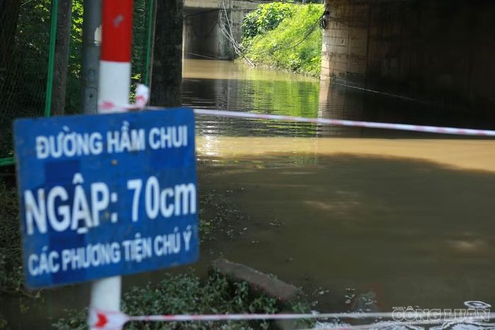 Nước tại hầm chui được cảnh báo ngập lên tới 70cm.