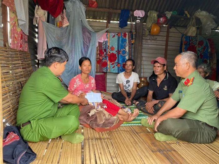 Công an xã đến tận nhà thăm hỏi, động viên gia đình sản phụ. Ảnh CACC