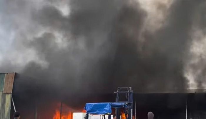 Cháy lớn tại nhà kho ven sông ở Hà Nội, cảnh sát khẩn trương dập lửa. Ảnh cắt từ video: Phạm Văn Vũ