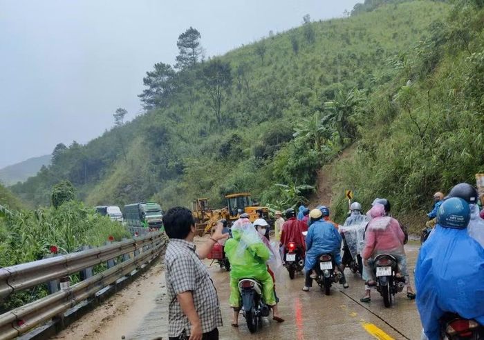 Khắc phục hậu quả thiên tai, bảo đảm an toàn giao thông trên các tuyến đường. Ảnh: TL.