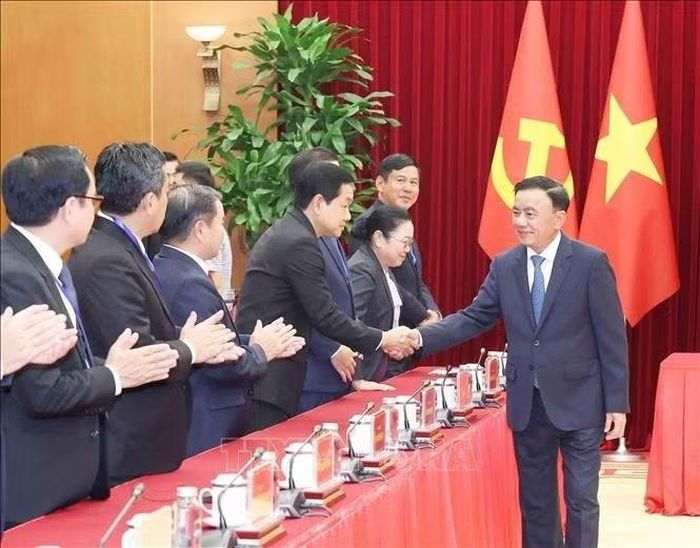 Thường trực Ban Bí thư Trần Cẩm Tú tiếp Đoàn cán bộ cấp Thứ trưởng và tương đương của Đảng Nhân dân Cách mạng Lào. Ảnh: TTXVN