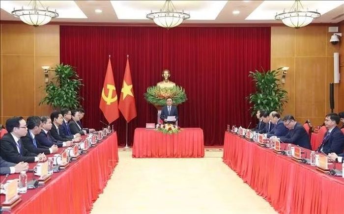 Thường trực Ban Bí thư Trần Cẩm Tú tiếp Đoàn cán bộ cấp Thứ trưởng và tương đương của Đảng Nhân dân Cách mạng Lào. Ảnh:TTXVN