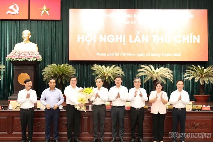 Lãnh đạo TP.HCM tặng hoa chúc mừng tân Phó Chủ Bí thư Nguyễn Sinh Nhật Tân.