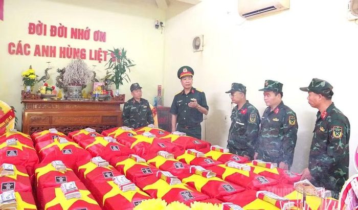 Hài cốt liệt sĩ được di chuyển về Nhà quàn của Đội Tìm kiếm, quy tập để bảo quản, phục vụ công tác giám định ADN xác minh danh tính. Ảnh: Báo Tuyên Quang.