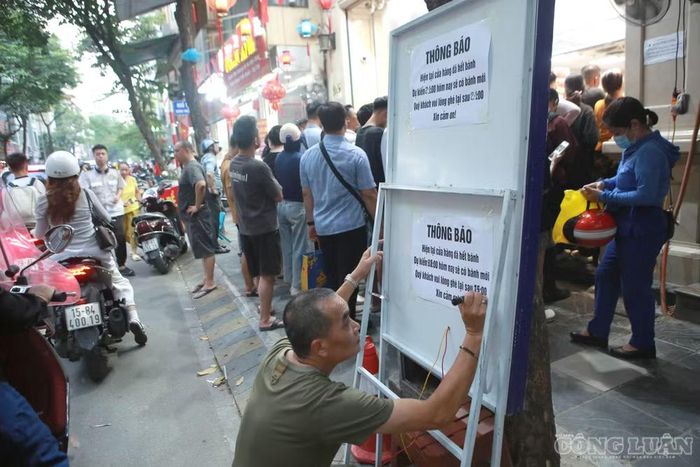 Nhân viên cửa hàng viết thông báo hết bánh. Một người dân đến mua bánh cho biết, chị tranh thủ buổi tối đến cửa hàng để mua bánh Trung thu về cho gia đình và làm quà. Tuy nhiên, khi đến nơi, chị được thông báo bánh đã hết nên đành quay về và dự kiến khoảng 21h sẽ quay lại mua.