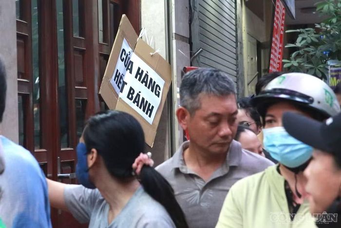Cửa hàng thông báo hết bánh.