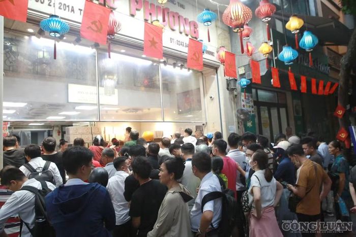 Ghi nhận của phóng viên vào khoảng 18h ngày 22/9, tại cơ sở bánh Trung thu Bảo Phương trên phố Thụy Khuê, đông kín người đứng chờ mua bánh.