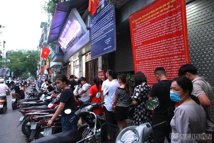 Dọc tuyến đường, người dân xếp hàng dài chờ đến lượt mua bánh Trung thu.