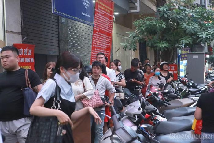 Trong không khí cận Tết Trung thu, hình ảnh người dân xếp hàng chờ mua bánh đã trở thành một nét quen thuộc trên phố Thụy Khuê. Với nhiều người, việc chờ đợi không đơn thuần là mua một món ăn mà còn là cách tìm lại hương vị Trung thu quen thuộc, gắn với ký ức của gia đình qua nhiều thế hệ.