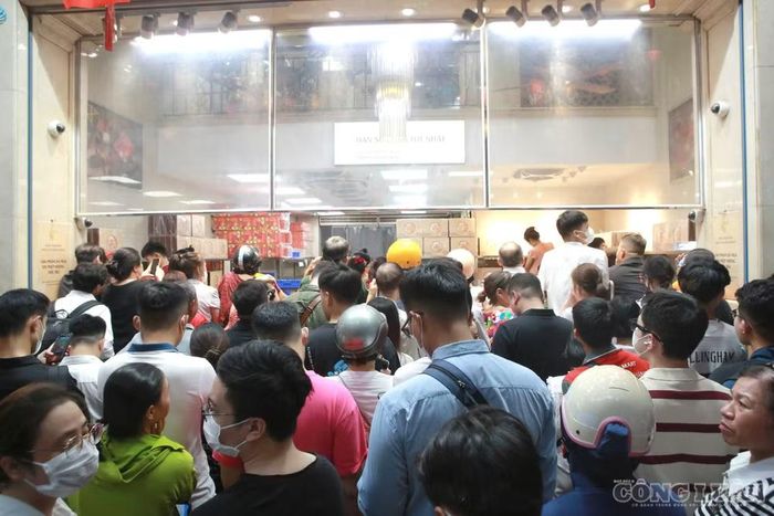 Người dân xếp thành nhiều hàng, đứng kín khu vực trước cửa hàng để chờ đến lượt mua bánh. Không ít người đến từ sớm nhưng vẫn phải chờ khá lâu do lượng khách tăng mạnh.