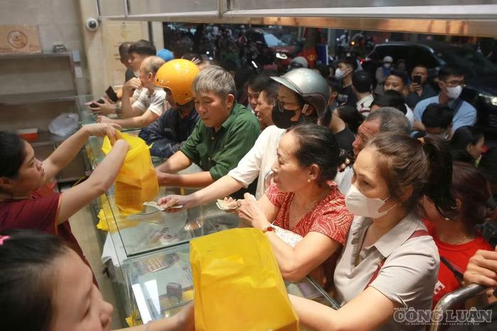Các dòng bánh truyền thống như thập cẩm, hạt sen, đậu xanh vẫn là lựa chọn được nhiều khách tìm mua. Lớp vỏ bánh nướng vàng, phần nhân đậm vị tạo nên nét riêng gắn với ký ức Trung thu của nhiều thế hệ người Hà Nội.