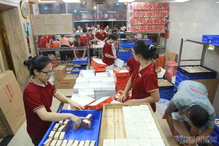 Theo chủ cửa hàng bánh Trung thu Bảo Phương, hiện bánh đã hết. Cửa hàng sẽ cố gắng trả bánh cho những khách đã đến sớm và xếp hàng từ trước. Đối với khách đến sau, khoảng 21h tối nay mới có bánh mới và cửa hàng dự kiến phục vụ đến 23h.