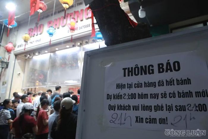 Tại thời điểm phóng viên ghi nhận, do lượng khách đến mua quá đông, cửa hàng đã tạm thời thông báo hết bánh. Khách đến sau được thông báo phải chờ đến 21h mới có bánh mới.