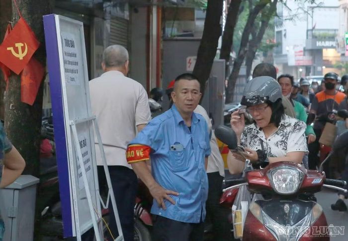 Một số khách khác cũng rơi vào tình cảnh tương tự. Có người tranh thủ đến mua sau giờ làm nhưng phải quay về vì cửa hàng chưa có bánh mới. Việc phải chờ thêm vài tiếng không khiến nhu cầu mua bánh giảm, nhiều người cho biết sẽ quay lại vào buổi tối.