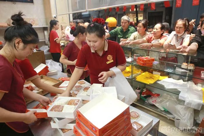 Bên trong cửa hàng, nhân viên liên tục đóng gói, chuẩn bị bánh để phục vụ khách. Tuy nhiên, lượng bánh làm ra vẫn chưa đáp ứng kịp nhu cầu trong những ngày cận Tết Trung thu.