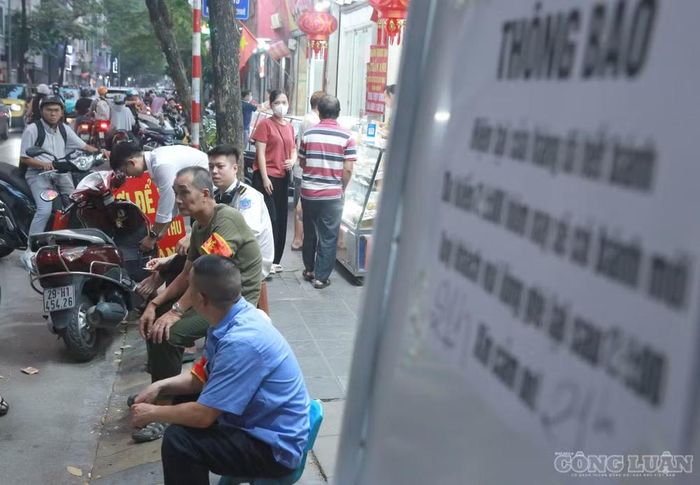 Để kiểm soát lượng khách, bảo vệ cửa hàng đã chặn phía trước khu vực vỉa hè, không cho khách tiếp tục xếp hàng chờ khi bánh tạm thời hết.