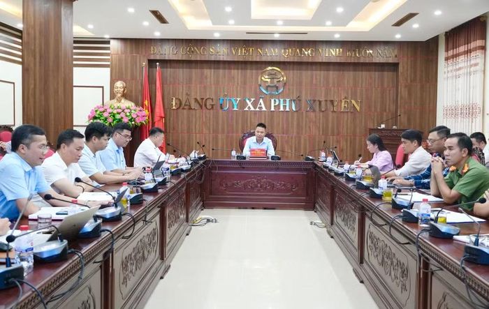 Bí thư Đảng ủy xã Phú Xuyên - Nguyễn Xuân Thanh yêu cầu các cơ quan, đơn vị xác định GPMB là nhiệm vụ cấp thiết, tập trung cao độ nhân lực, bám sát từng địa bàn, từng hồ sơ và từng mốc tiến độ. Ảnh: Ngọc Ánh