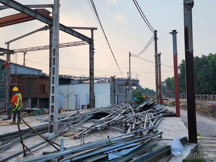 Chiều 22/9, công nhân đang tháo dỡ các công trình trong phạm vi giải phóng mặt bằng . Ảnh: Đức Toàn